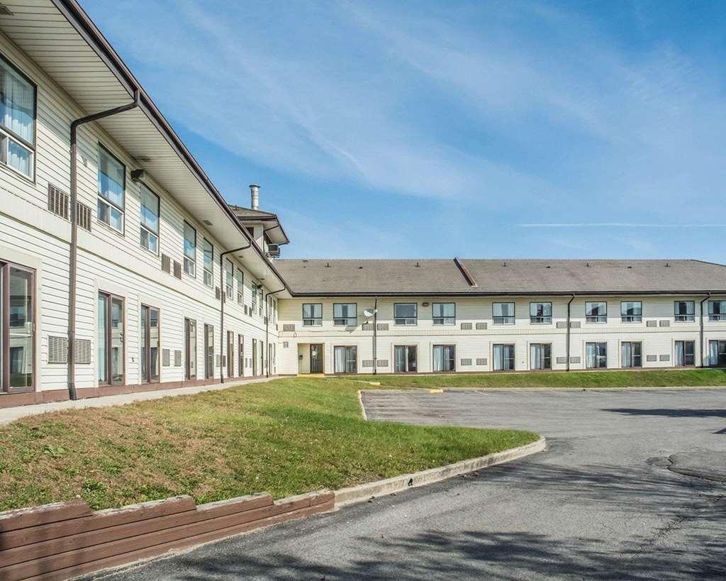 Days Inn By Wyndham Барри Экстерьер фото