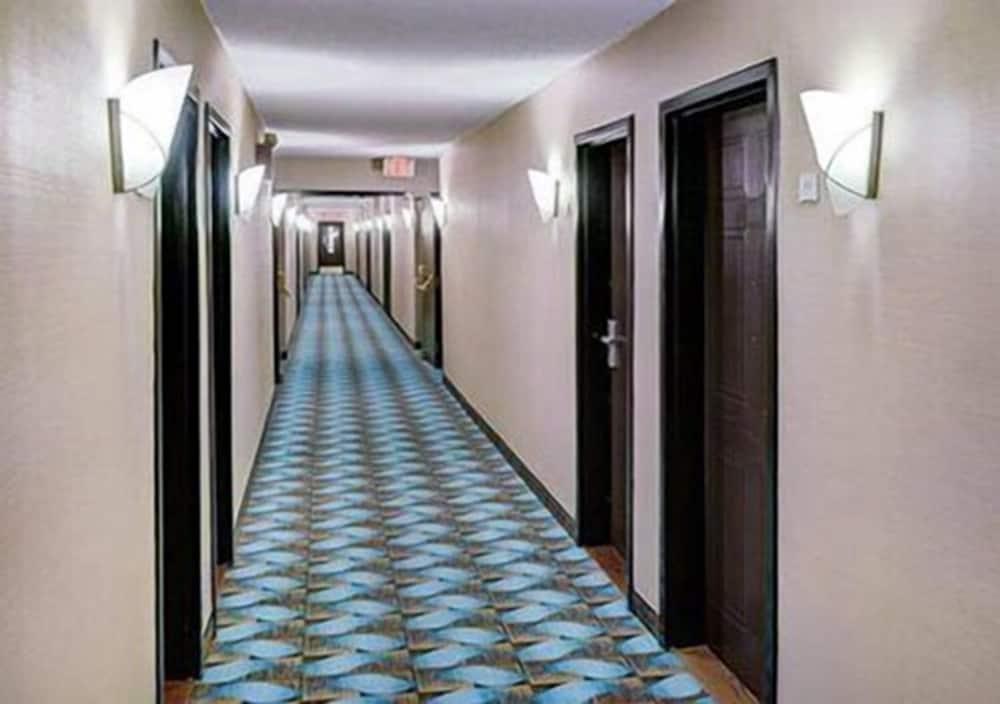 Days Inn By Wyndham Барри Экстерьер фото