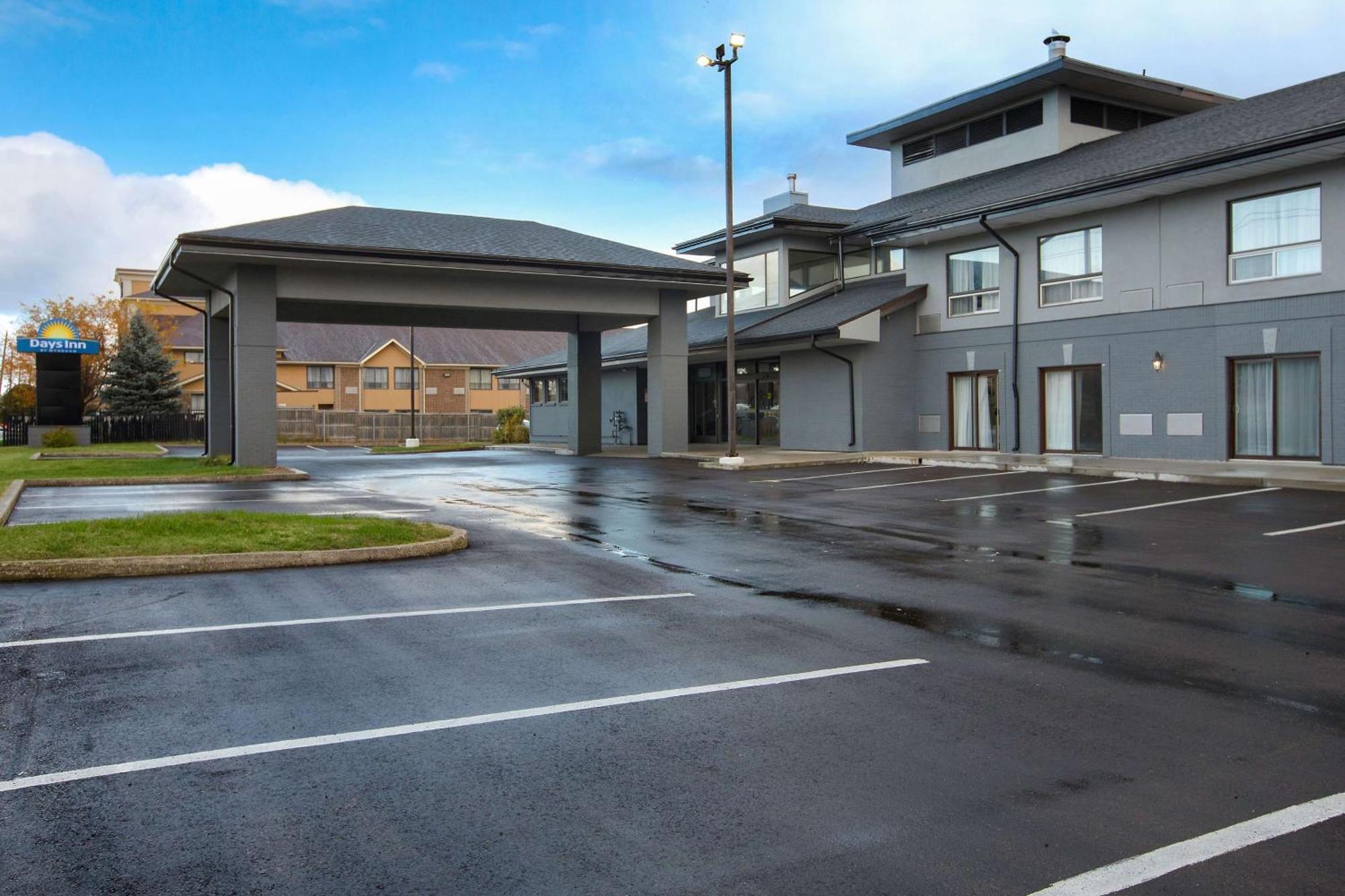 Days Inn By Wyndham Барри Экстерьер фото